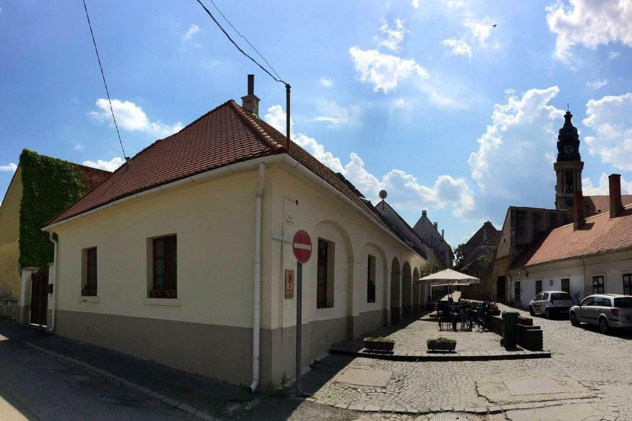 Ház saját udvarral a történelmi belvárosban Pápa Extérieur photo