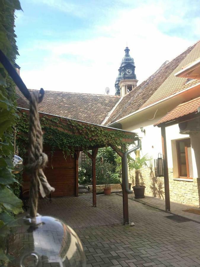 Ház saját udvarral a történelmi belvárosban Pápa Extérieur photo
